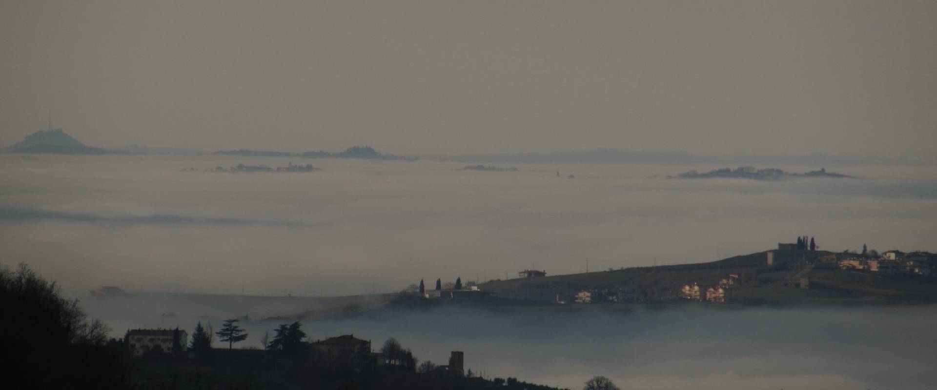 Una vista unica con la nebbia photo by Larabraga19